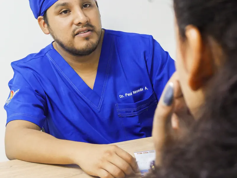 Odontólogo conversando con una paciente durante la consulta