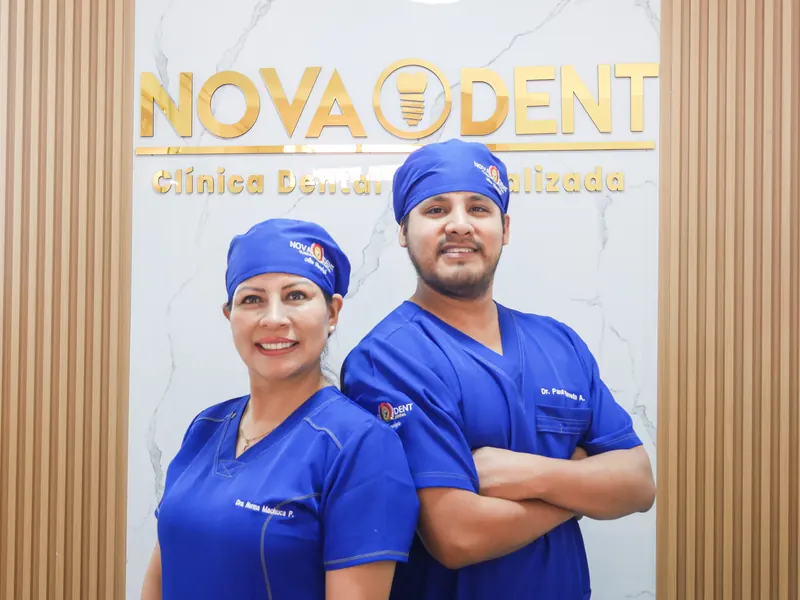 Especialistas de Novaodent en la recepción de la clínica