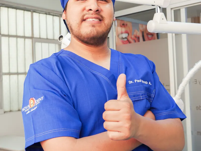 Especialista de Novaodent sonriendo y levantando el pulgar