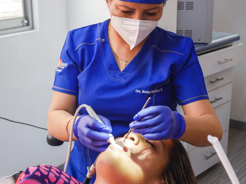Especialista realizando una evaluación odontológica a una paciente