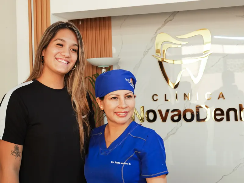Paciente junto a su odontóloga en una sede de Novaodent